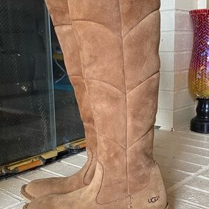 UGG Women's tan knee high boots. This boots is new no tag .Size 6